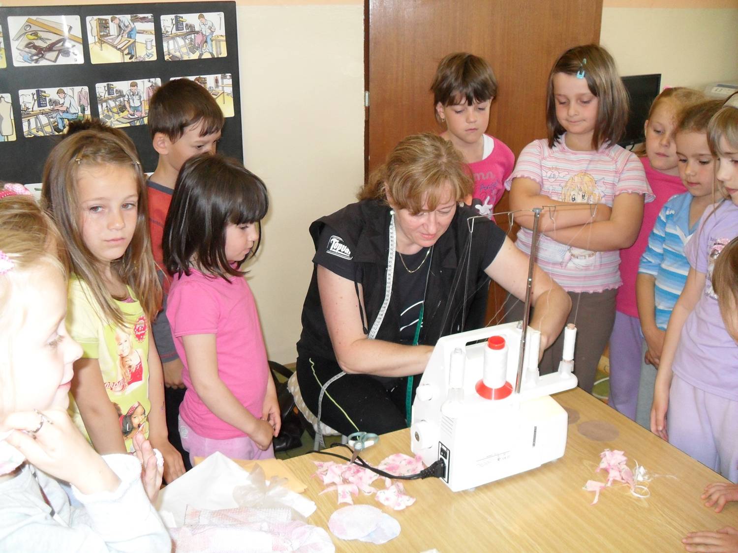 Fotogaléria Deti z MŠ a pani krajčírka 2010 (6) Deti z MŠ a pani krajčírka 2010