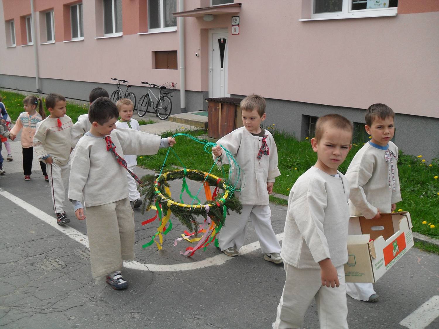 Fotogaléria Stavanie mája deti zo ZŠsMŠ Lazany 2011 (8) Stavanie mája deti zo ZŠsMŠ Lazany 2011