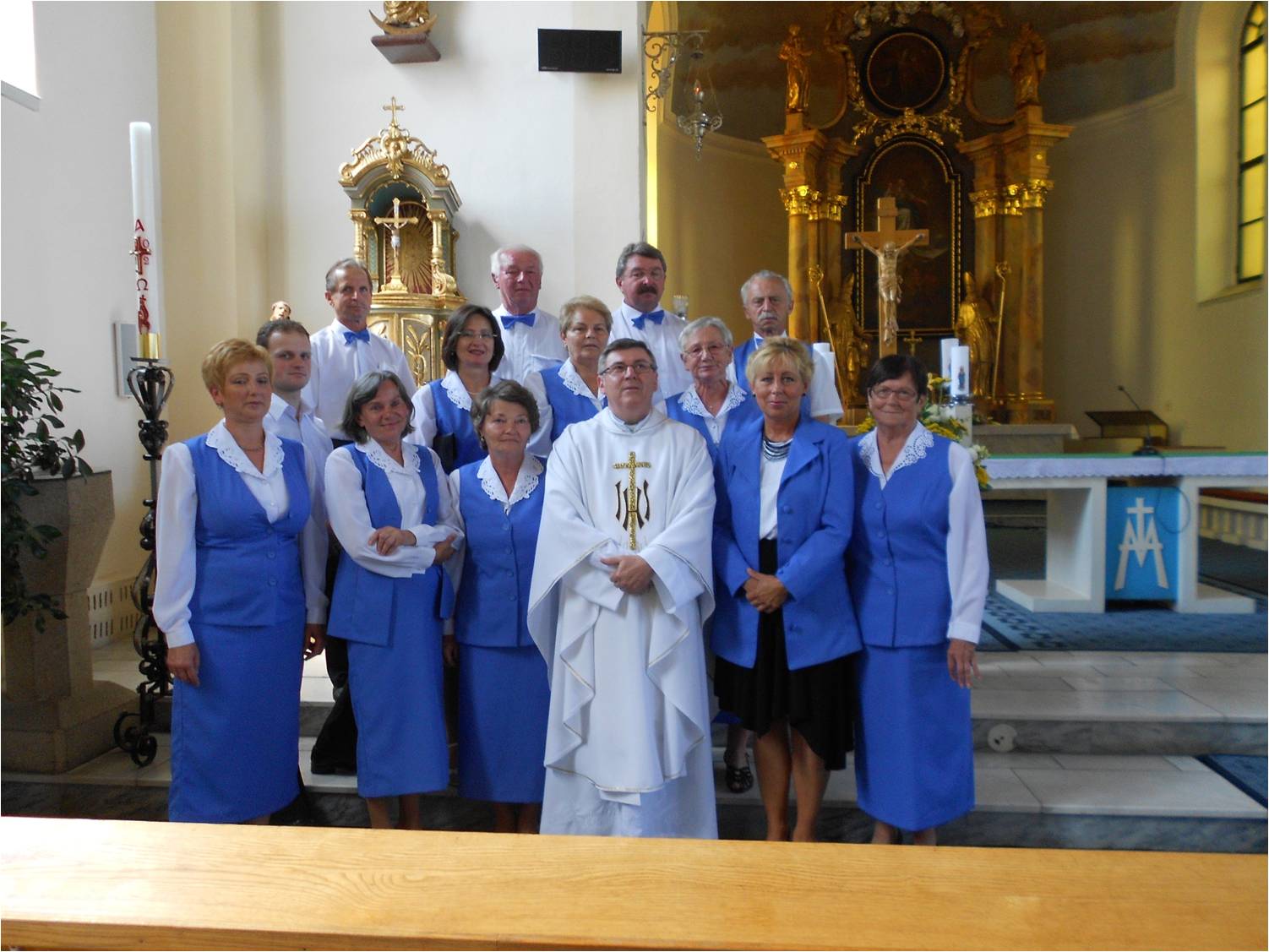 Fotogaléria FS Sielnica gratulovala p. farárovi, Mgr. Jánovi Marcinovi, nielen k jeho meninám, ale i k 30. výročiu jeho vysviacky (2) FS Sielnica gratulovala p. farárovi, Mgr. Jánovi Marcinovi, nielen k jeho meninám, ale i k 30. výročiu jeho vysviacky